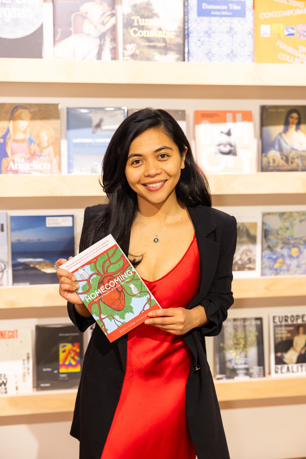 Ratu Nida holding Homecoming