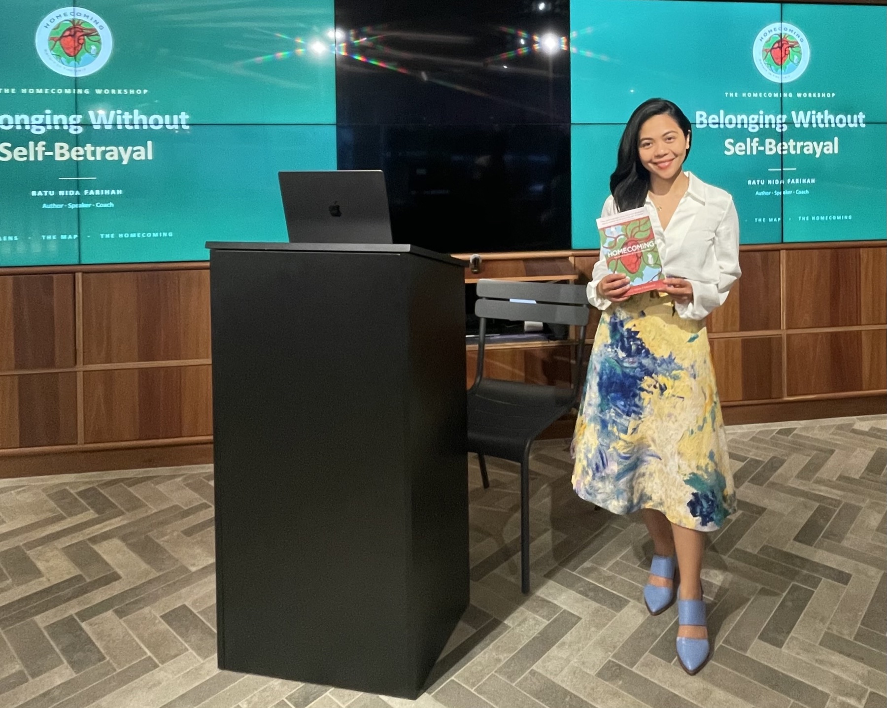 Ratu Nida holding Homecoming in the prepared workshop room.